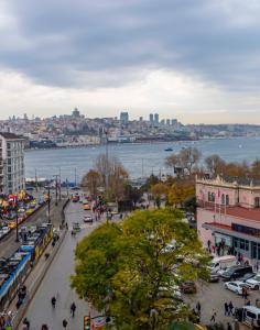 伊斯坦布尔欧洲之星老城区酒店的一条城市街道,享有水景