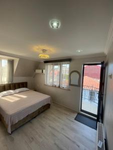 科布列季Hotel Chaika的一间卧室设有一张床和一个大窗户