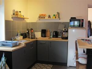 佩罗斯-吉雷克Maison Perros-Guirec, 4 pièces, 5 personnes - FR-1-368-44的厨房配有水槽和冰箱