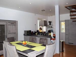 佩罗斯-吉雷克Maison Perros-Guirec, 4 pièces, 6 personnes - FR-1-368-87的厨房配有桌椅