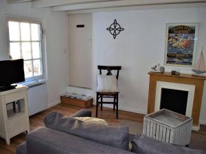 佩罗斯-吉雷克Maison Perros-Guirec, 4 pièces, 6 personnes - FR-1-368-157的带沙发和壁炉的客厅