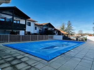康博莱班Appartement Cambo-les-Bains, 2 pièces, 4 personnes - FR-1-495-13的一座房子前面的游泳池,上面有蓝色的油布
