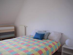 佩罗斯-吉雷克Appartement Perros-Guirec, 3 pièces, 5 personnes - FR-1-368-166的一间卧室配有一张带彩色毯子的床