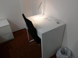 米西索加Guest House Room No 03的一张带椅子和灯的白色书桌
