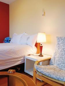温哥华LLT HomeAway的一间卧室配有一张床、一张桌子和一把椅子