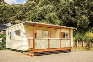 奥波蒂基Tasman Holiday Parks - Ohiwa的街上的小房子,带门廊