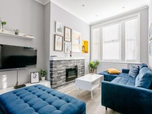 拉姆斯盖特Relax In Ramsgate的客厅设有蓝色的沙发和壁炉