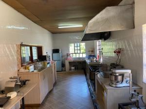 基塔莱Easy Sleep Guesthouse的一个带炉灶和水槽的大厨房