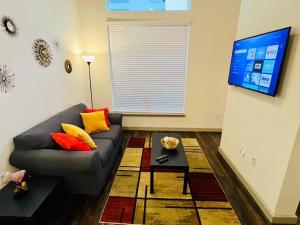 休斯顿Apto 1 Bed - Kitchen - FREE Parking的带沙发和电视的客厅