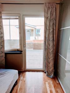 斯德哥尔摩Sparkling modern house in Kista - close to city的一间设有滑动玻璃门的房间和一间卧室