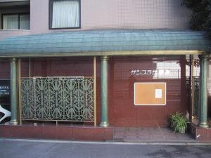 大阪太阳广场临海酒店的建筑的一侧有门