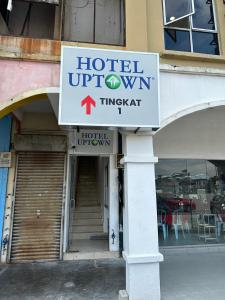 士毛月Hotel Uptown Semenyih的大楼一侧的酒店上城标志