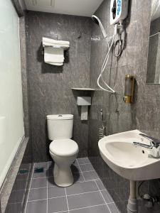 士毛月Hotel Uptown Semenyih的一间带卫生间和水槽的浴室