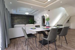 特鲁欧克比赫斯villa de la lumiere的一间配备有白色桌椅的用餐室