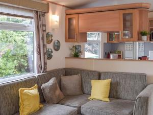 AnnbankTranquillity Lodge的客厅配有带黄色枕头的沙发