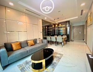 胡志明市Landmark 81 Vinhomes Central Park Luxury Apartment的客厅配有沙发和桌子