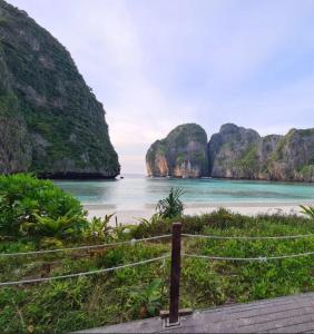 皮皮岛皮皮美梦旅馆的享有海滩和大海的山景