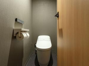 东京Asakusa View Hotel Annex Rokku的浴室位于隔间内,设有白色卫生间。