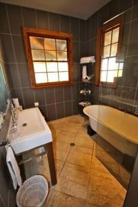 波高尔宾挂树美酒山林小屋的带浴缸和盥洗盆的浴室