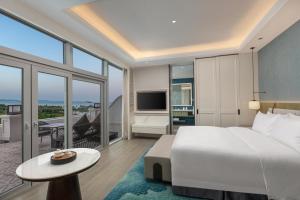 厦门厦门国际会展酒店（入住尊享欢迎果盘+免费MiniBar）的酒店客房设有一张床和一个阳台。