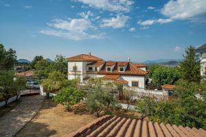 La EstaciónCasa Hortensia. Barbacoa en Robledo de Chavela的一间大型白色房屋,设有红色屋顶