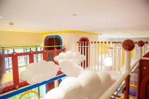 深圳深圳华侨城洲际大酒店的墙上有云的儿童游戏室