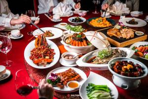 深圳深圳华侨城洲际大酒店的一张桌子上放着许多盘子的食物