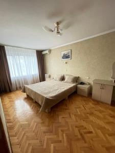 基希讷乌扎雷亚酒店的一间卧室配有一张床和吊扇