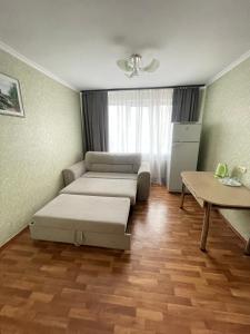 基希讷乌扎雷亚酒店的客厅配有沙发和桌子