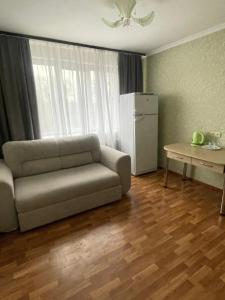 基希讷乌扎雷亚酒店的客厅配有沙发和桌子