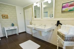 温特贝格Ferienhaus Margret的浴室设有2个水槽和镜子