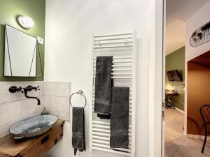 日安Studio LA RECYCLERIE - Maison 1911 - confort & prestige的一间带水槽和镜子的浴室