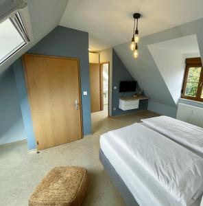 阿恩多夫ferienhofEICHENBERG的一间卧室设有一张大床和一扇木门