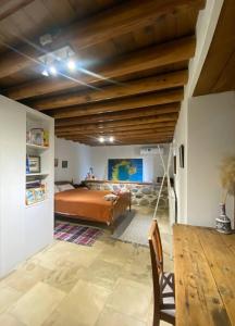 尼科西亚The Family Nest - Traditional Serenity的一间卧室设有一张床和木制天花板
