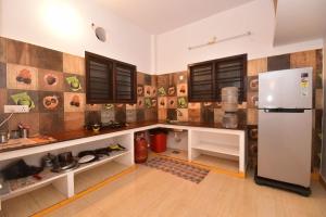 蓬蒂切里Dj Villa的厨房配有冰箱和台面
