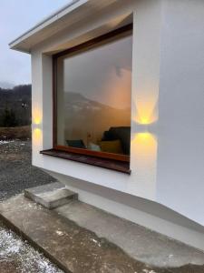科拉欣Villa Luce的白色建筑一侧的窗户,灯火通明