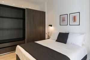 雅典Voda Luxury Residence #202的一间带大床和电视的卧室