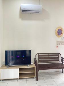 D’Surati River View Homestay的客厅配有平面电视和沙发。