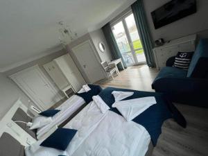 济夫努夫Willa Aura Mare的一间卧室配有一张大床和一张蓝色的沙发