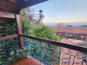 罗什平纳וילה תהילה המחודש - The new Villa Tehila的享有建筑景致的阳台