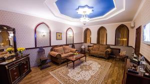 卡拉甘达Reikartz Dostar Karaganda的客厅配有沙发和桌子