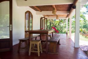 Ile aux NattesAnalatsara Eco Lodge的一间带木桌和长凳的用餐室