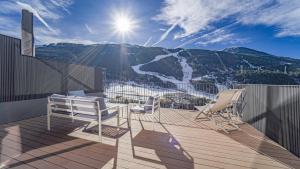 埃尔塔特KOKONO Luxury Ski Chalet Andorra, El Tarter的山景阳台(带椅子)