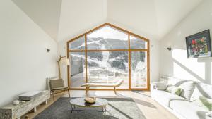 埃尔塔特KOKONO Luxury Ski Chalet Andorra, El Tarter的客厅配有白色沙发和大窗户