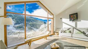 埃尔塔特KOKONO Luxury Ski Chalet Andorra, El Tarter的客厅设有山景大窗户