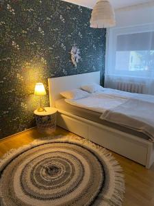哈普萨卢Põllupesa的一间卧室配有一张大床和地毯。