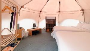 埔里缘溪行森林营地的一间帐篷内带两张床的卧室