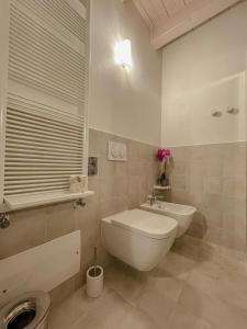 巴多利诺Agriturismo Ortaglia Bardolino的白色的浴室设有卫生间和水槽。