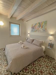 巴多利诺Agriturismo Ortaglia Bardolino的一间卧室配有一张床,上面有两条毛巾