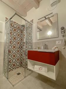 巴多利诺Agriturismo Ortaglia Bardolino的带淋浴、盥洗盆和镜子的浴室